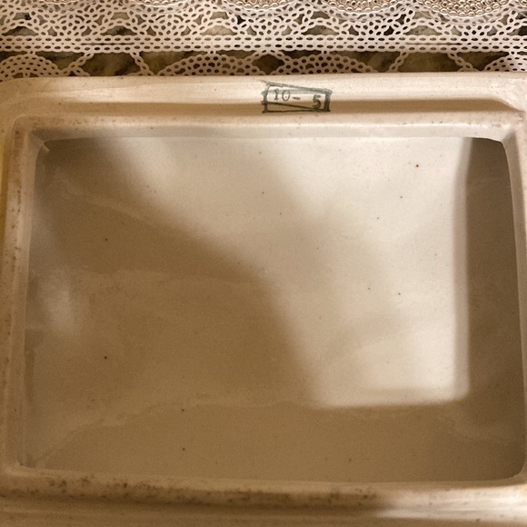 Vintage Porcelain Chinoiserie Decorative Trinket Box. Hand Painted with flowers - Picture 9 of 10